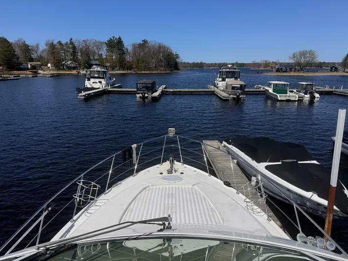  Yacht Photos Pics 2004 Carver 460 Voyager yacht docked at a marina with clear blue skies.