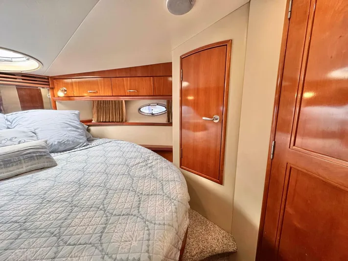  Yacht Photos Pics Luxurious 2004 Carver 460 Voyager cabin with wood accents and cozy bedding.