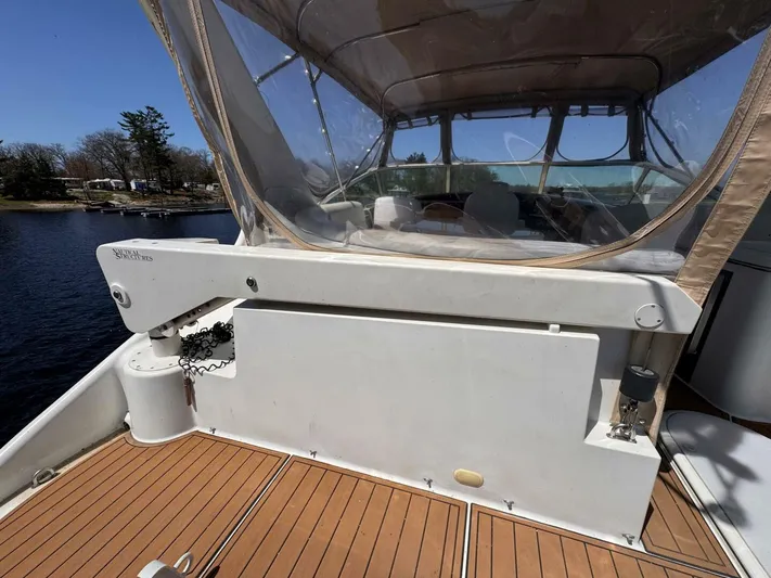  Yacht Photos Pics 2004 Carver 460 Voyager yacht with enclosed deck and wooden flooring.