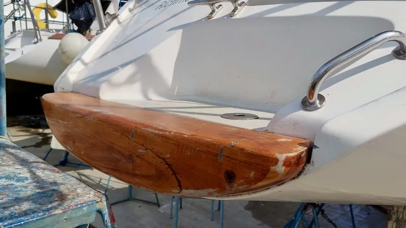 Forever Young Yacht Photos Pics Amel Super Maramu 2000 yacht stern with wooden swim platform, 2000 model.