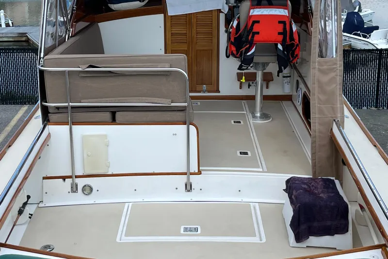 Dulce Yacht Photos Pics 2003 Dyer 29 Soft Top boat interior with seating and life jacket.
