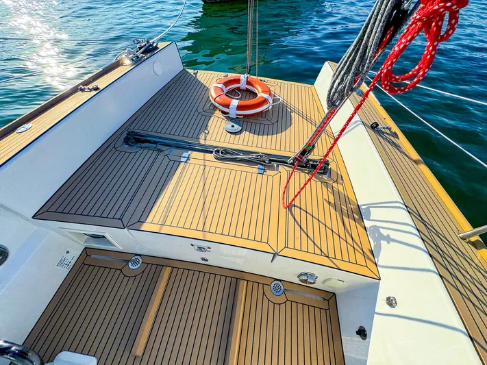 4797ak Yacht Photos Pics Saffier 33 SE 2021 sailboat deck with teak finish and lifebuoy.