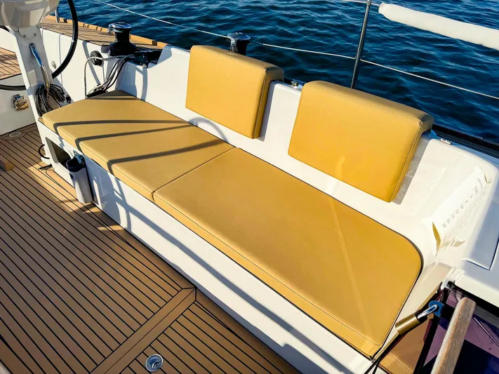 4797ak Yacht Photos Pics Saffier 33 SE 2021 sailboat with tan cushioned seating and teak deck.