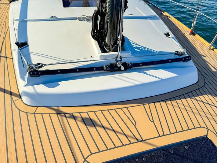 4797ak Yacht Photos Pics Saffier 33 SE 2021 sailboat deck with sleek design and modern fittings.