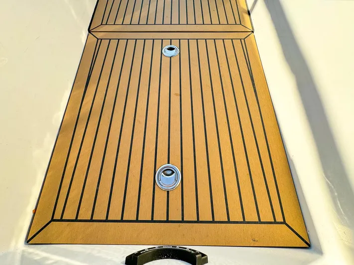 4797ak Yacht Photos Pics Teak deck of 2021 Saffier 33 SE sailboat, featuring sleek design and craftsmanship.