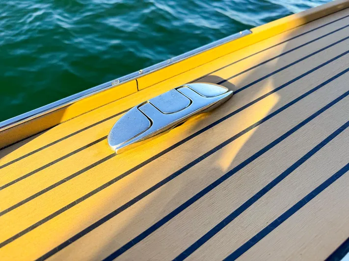 4797ak Yacht Photos Pics Saffier 33 SE 2021 yacht deck with sleek cleat, near water.