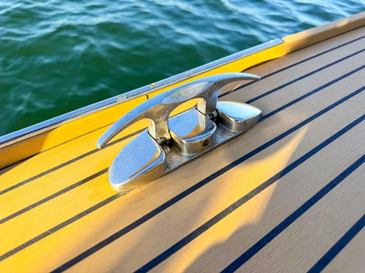 4797ak Yacht Photos Pics Saffier 33 SE 2021 boat deck with sleek cleat and wood finish.