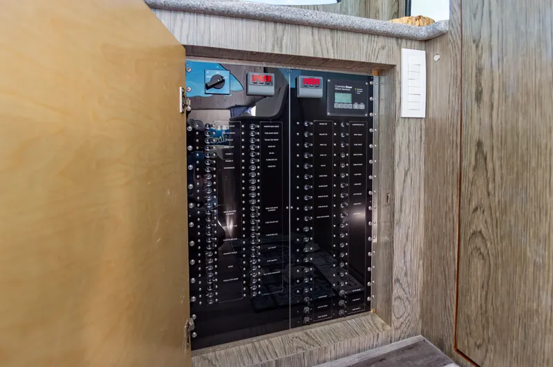 Outnumbered Yacht Photos Pics 