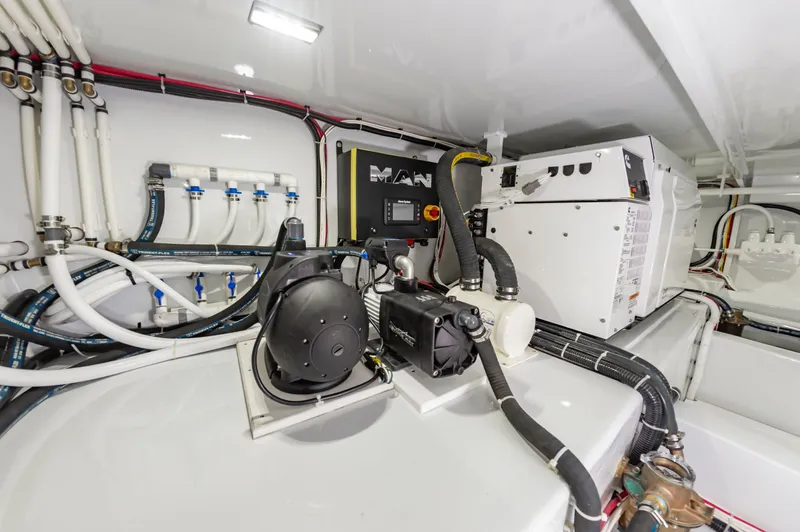 Outnumbered Yacht Photos Pics 