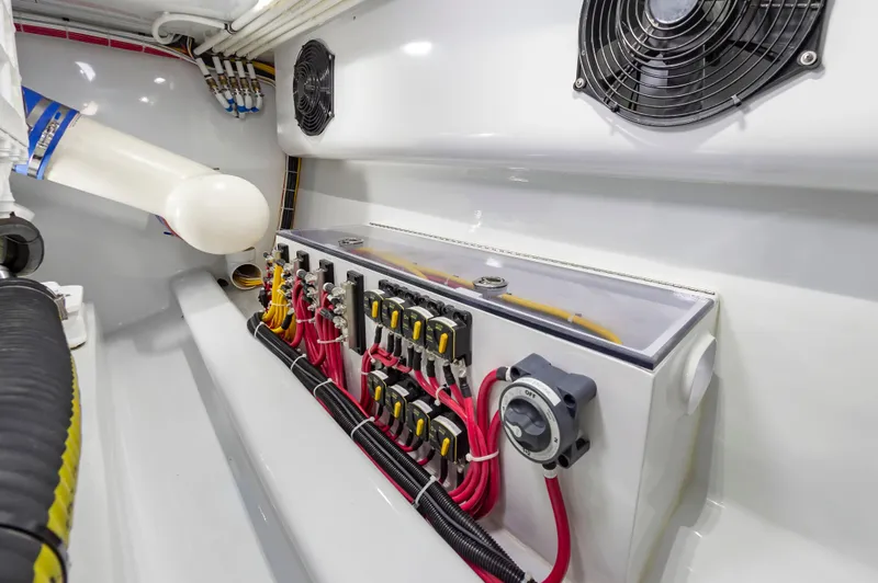 Outnumbered Yacht Photos Pics 