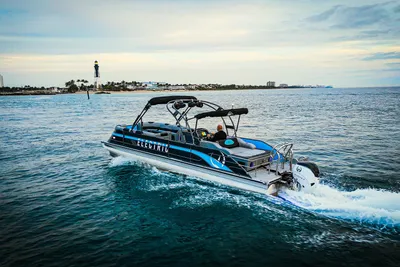 2025 Vision Marine Technologies V30