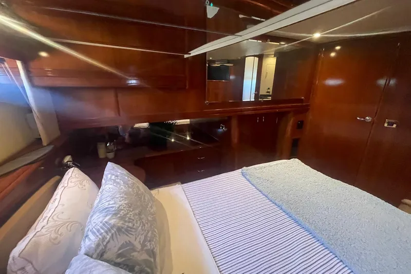 Susea Q Yacht Photos Pics Luxurious 2005 Carver 560 Voyager cabin with elegant wood finish and cozy bedding.