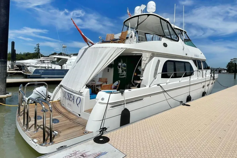 Susea Q Yacht Photos Pics 2005 Carver 560 Voyager yacht docked at marina under clear blue sky.