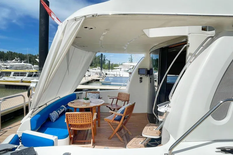 Susea Q Yacht Photos Pics 2005 Carver 560 Voyager yacht with outdoor seating area at marina.