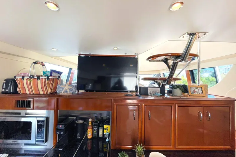 Susea Q Yacht Photos Pics Luxurious interior of 2005 Carver 560 Voyager yacht with modern amenities and decor.