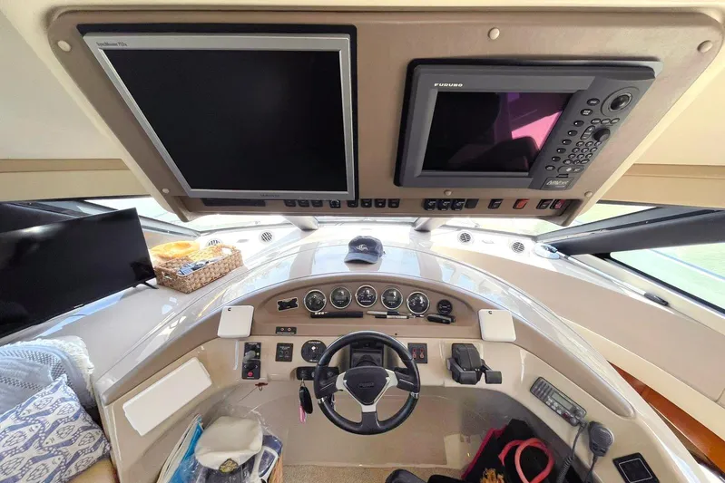 Susea Q Yacht Photos Pics 2005 Carver 560 Voyager helm with navigation screens and steering wheel.