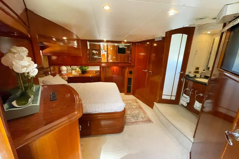 Susea Q Yacht Photos Pics Luxurious 2005 Carver 560 Voyager yacht interior with elegant wood finishes and cozy bedroom.