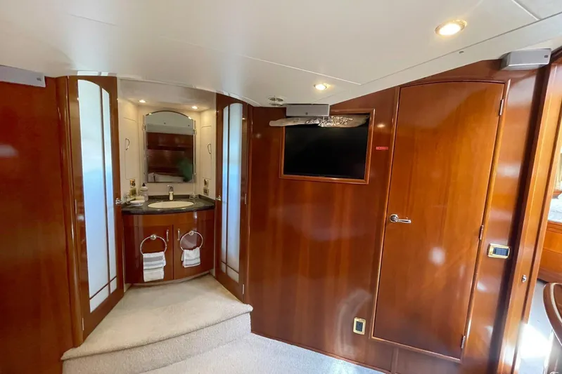 Susea Q Yacht Photos Pics Luxurious interior of 2005 Carver 560 Voyager yacht with wood finish and modern amenities.