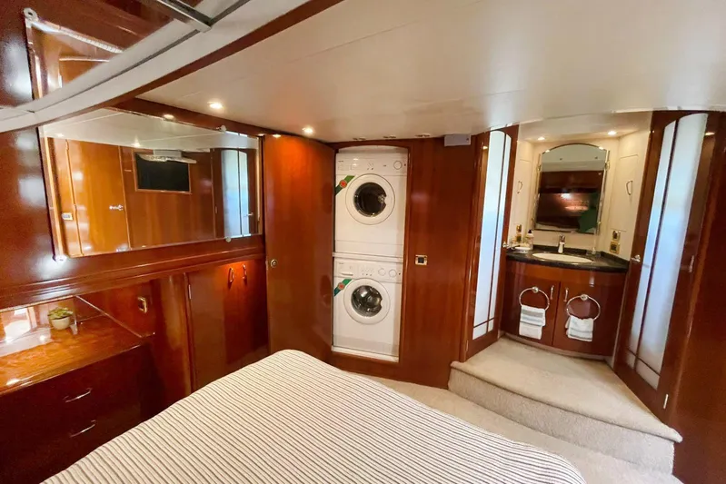 Susea Q Yacht Photos Pics Luxurious 2005 Carver 560 Voyager interior with wood finish, washer-dryer, and bathroom.