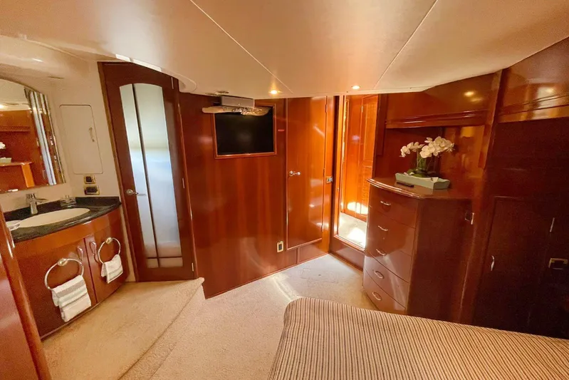 Susea Q Yacht Photos Pics Luxurious interior of 2005 Carver 560 Voyager yacht with wood finish and modern amenities.