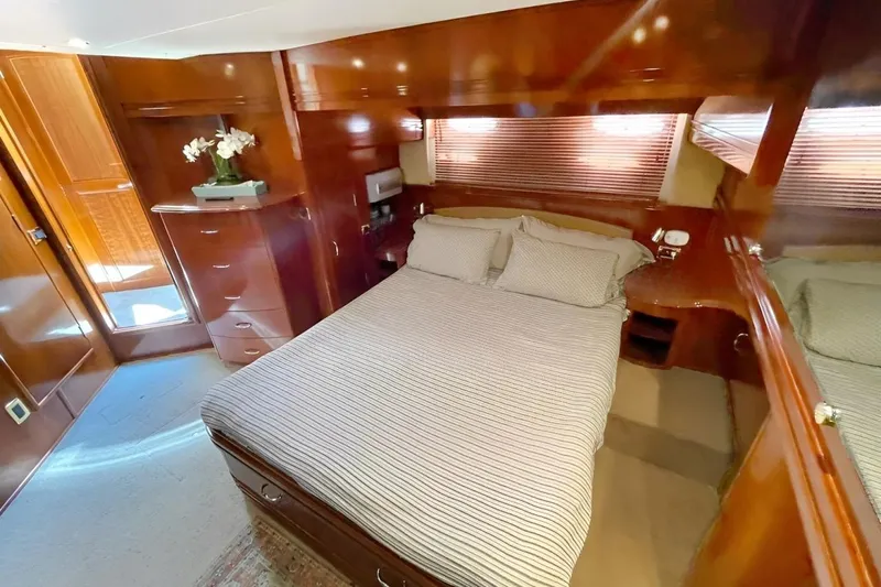 Susea Q Yacht Photos Pics Luxurious bedroom interior of 2005 Carver 560 Voyager yacht with wood finish and cozy bed.