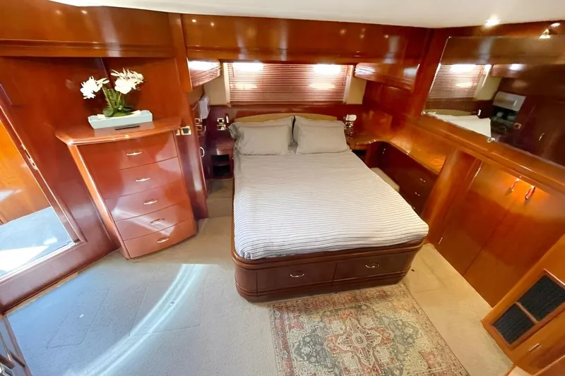 Susea Q Yacht Photos Pics Luxurious 2005 Carver 560 Voyager bedroom with elegant wood finish and cozy bed.