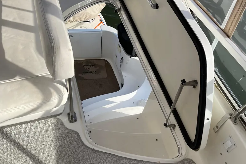  Yacht Photos Pics 2000 Sea Ray 400 Sedan Bridge interior with open hatch and seating area.