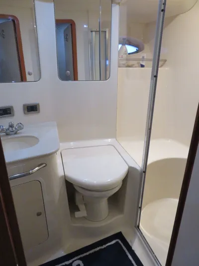  Yacht Photos Pics Bathroom in 1999 Sea Ray 480 DB boat.