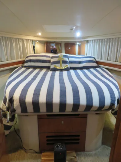  Yacht Photos Pics 1999 Sea Ray 480 DB yacht bedroom with striped bedding.