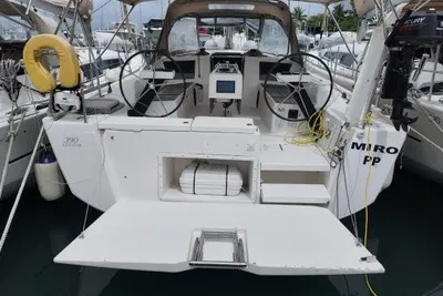 2018 Dufour 390