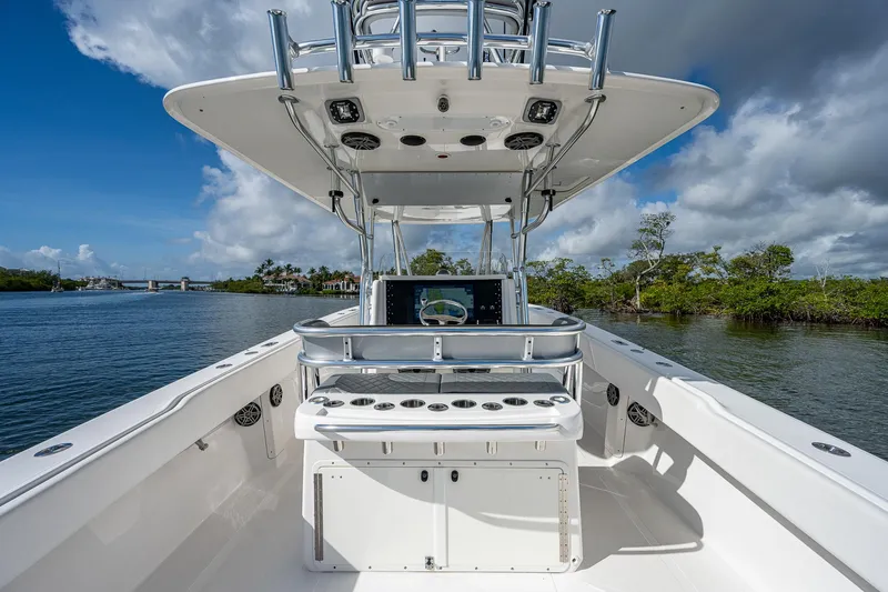  Yacht Photos Pics 2005 Venture 39 Open boat, center console view, on a sunny day.