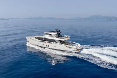 2020 Custom Line Navetta 33