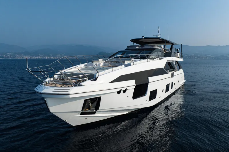 Chillin' Yacht Photos Pics Luxury Azimut Grande 27 METRI yacht cruising on open water, 2020 model.