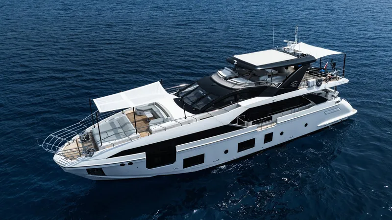 Chillin' Yacht Photos Pics Luxury Azimut Grande 27 METRI yacht cruising on open sea, 2020 model.