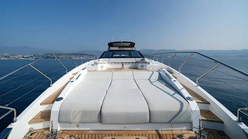Chillin' Yacht Photos Pics Azimut Grande 27 METRI 2020 yacht deck with sunbeds and ocean view.