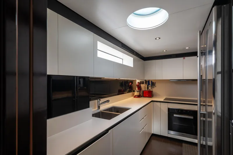 Chillin' Yacht Photos Pics 