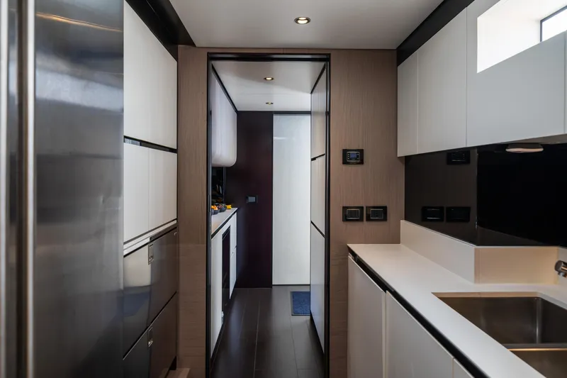 Chillin' Yacht Photos Pics 