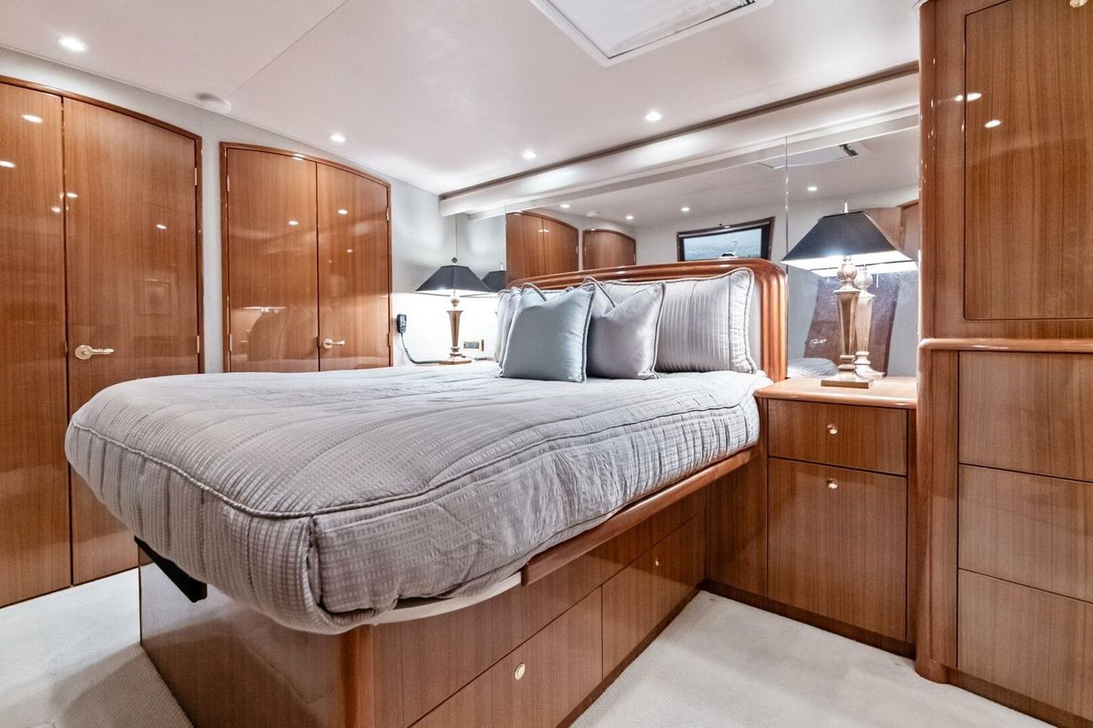 2006 Viking 68 