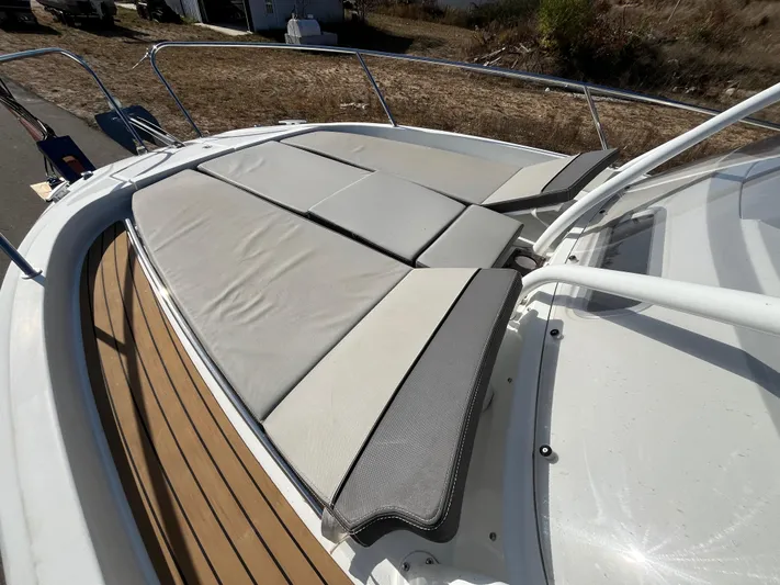  Yacht Photos Pics 2019 Jeanneau Leader 9.0 WA boat with cushioned sunbathing deck.