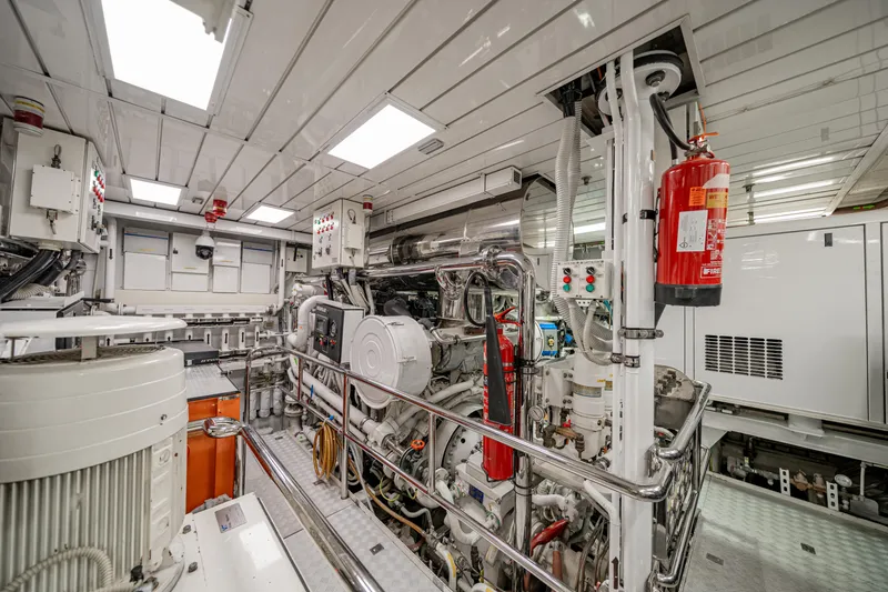 Justa Delia Yacht Photos Pics Benetti 145 Justa Delia - Engine Room