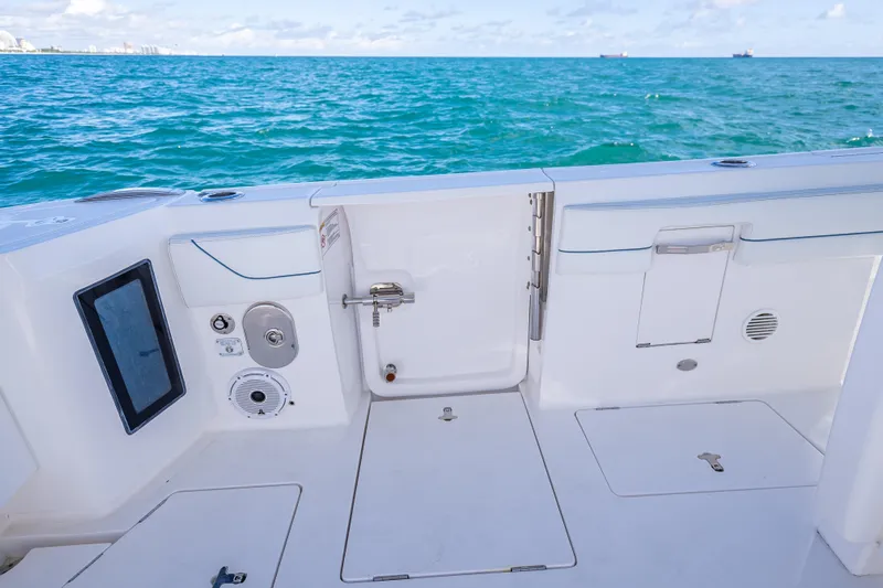  Yacht Photos Pics 2023 Intrepid 427 Nomad SE boat deck with ocean view, featuring sleek design and modern amenities.