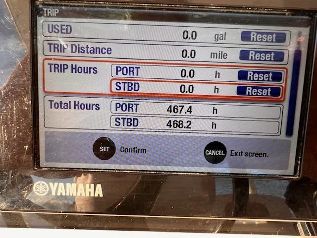 Johnny B' Good Yacht Photos Pics Yamaha boat display showing trip and total hours for Edgewater 280CC, 2015 model.