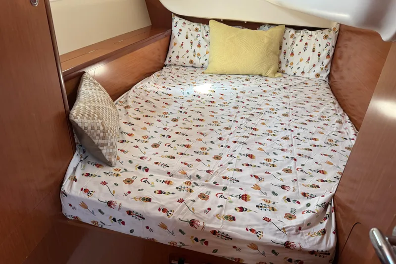Eos Yacht Photos Pics Cozy cabin bed in 2008 Beneteau Oceanis 40 yacht with floral bedding and cushions.