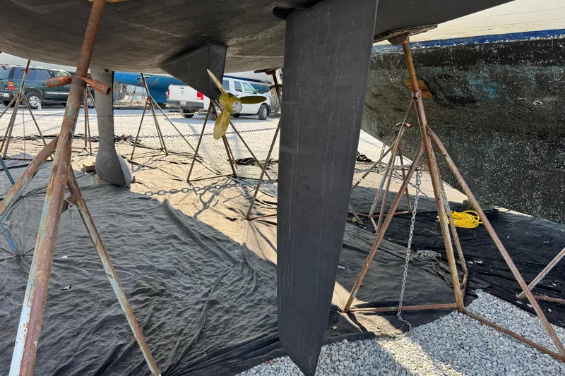 Eos Yacht Photos Pics Beneteau Oceanis 40 sailboat keel and propeller in dry dock, 2008 model.