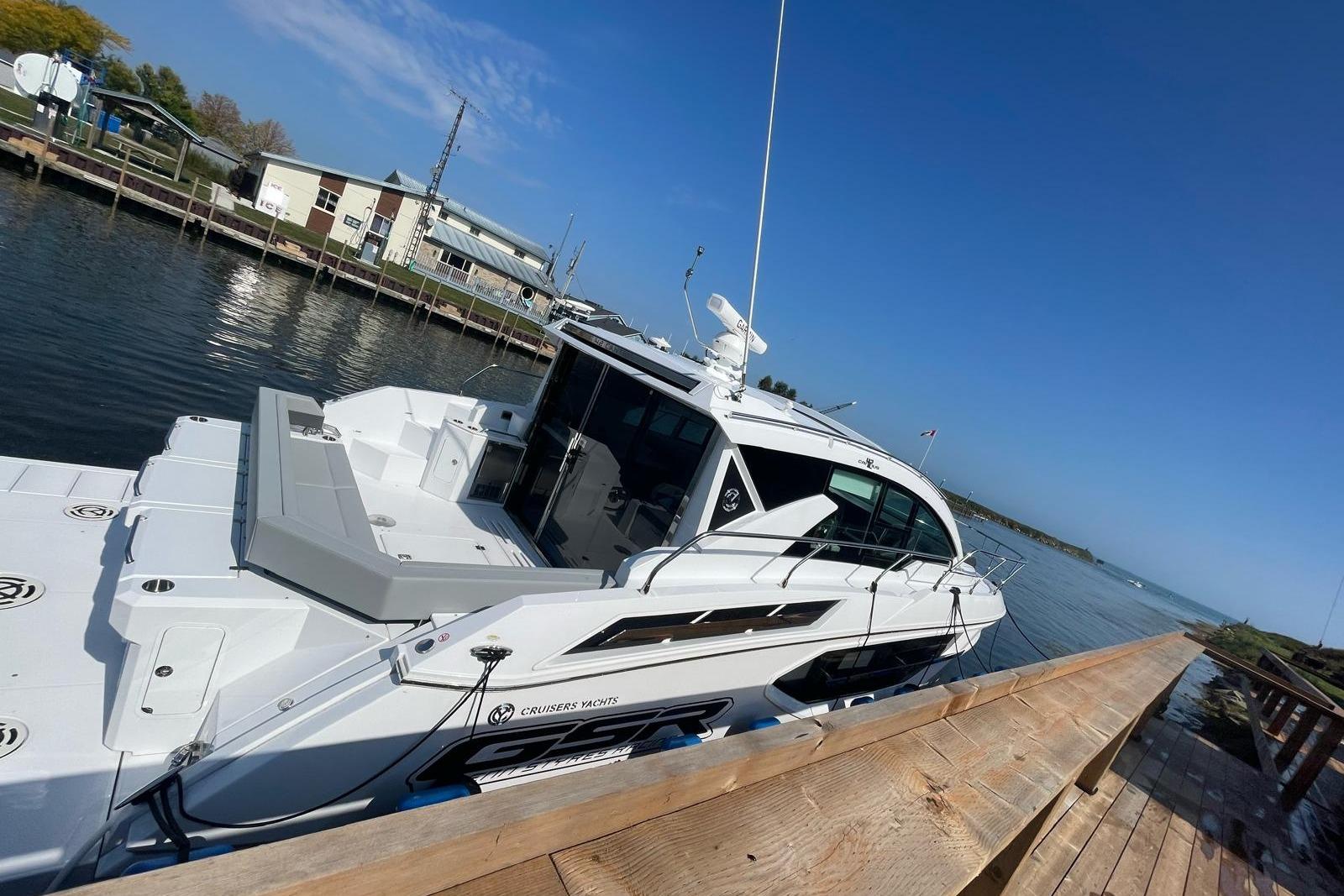 Cruisers Yachts 42 Cantius