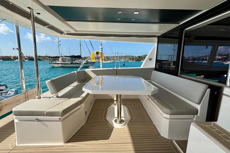  Yacht Photos Pics Leopard 45 catamaran 2022 model, featuring spacious outdoor seating with ocean view.