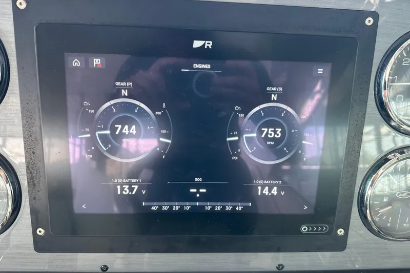  Yacht Photos Pics Dashboard display of a 2007 Sea Ray 40 Sundancer showing engine RPM and battery voltage.