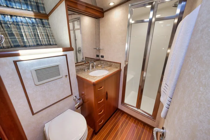 Scalawag Yacht Photos Pics Guest Head-Port