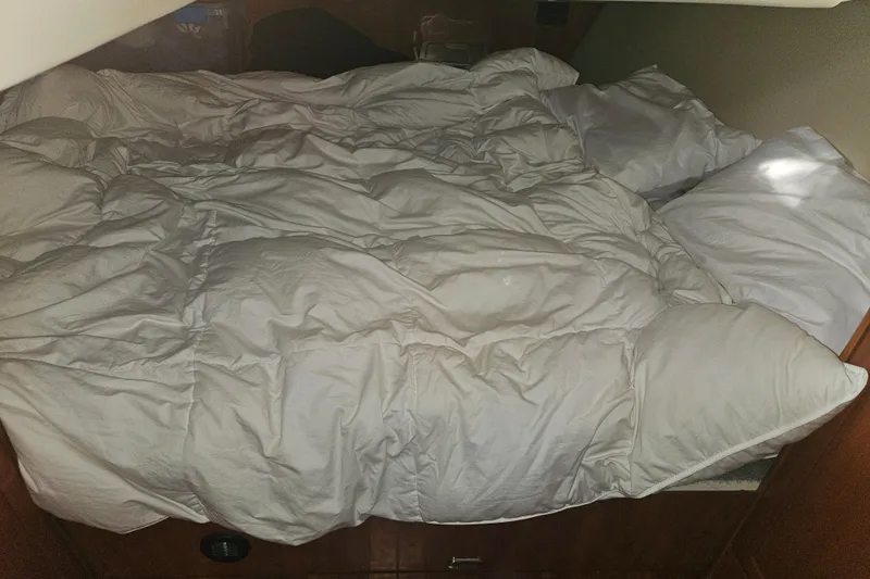 Soirse Yacht Photos Pics Cozy bed in 2013 Marlow-Hunter 50 aft cabin yacht interior.