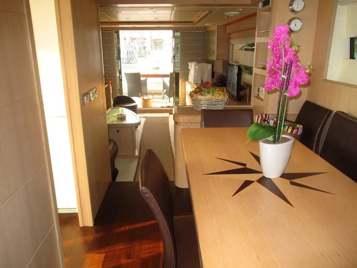 Tivella Yacht Photos Pics DINING TABLE